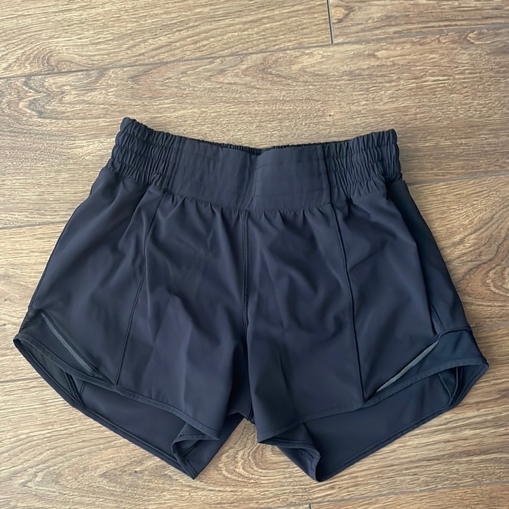 Lululemon hottie hot short size 6; high rise; 4”